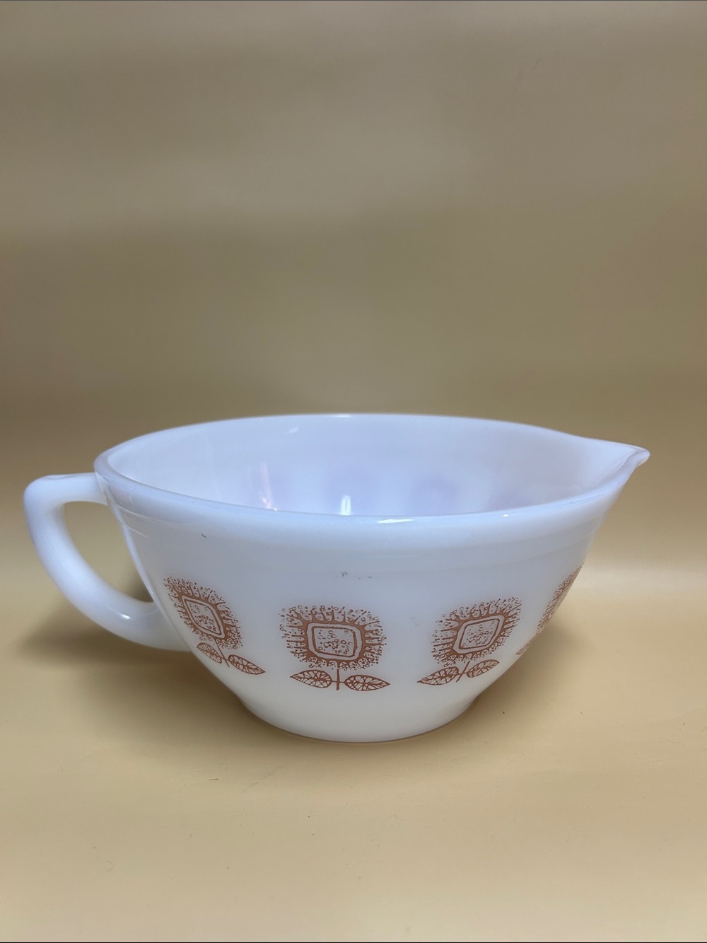 Federal glass Mixing jug with spout and milk glass handle (milk glass)
